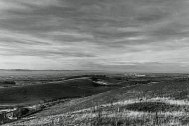 Kırsal kesimde siyah beyaz manzara