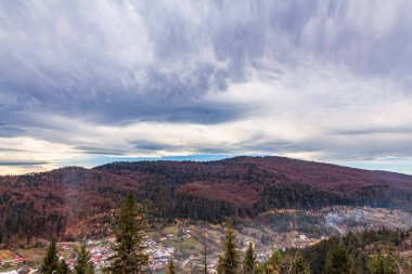 Sonbaharda dağların güzel manzarası