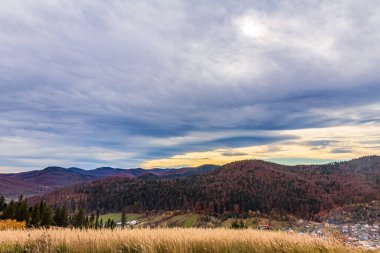 Renkli dağlarla dolu sonbahar manzarası