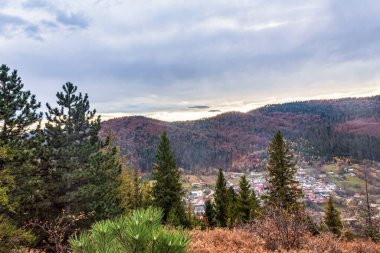 Dağlarda sonbahar manzarası