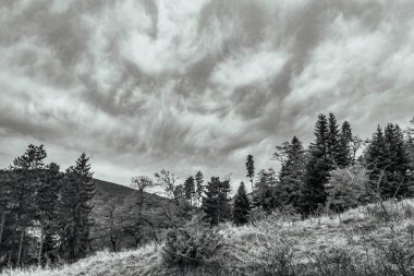 Dağ vadisinde fırtına bulutları