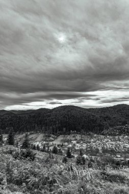 Karpatların dağlarının siyah beyaz fotoğrafı.