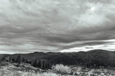 Siyah ve beyaz dağlar manzara