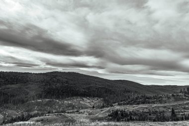 Dağların siyah beyaz fotoğrafı