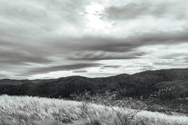 Dağlarda siyah beyaz bulutlar