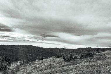 Dağlarda siyah beyaz bulutlar