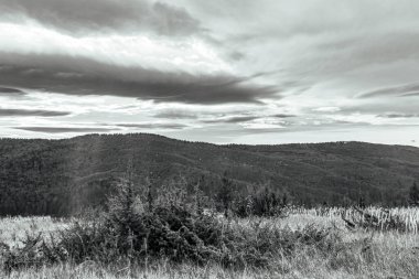 Dağlarda siyah beyaz bulutlar