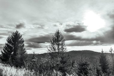 Dağlarda gün batımında güzel dağ manzarası