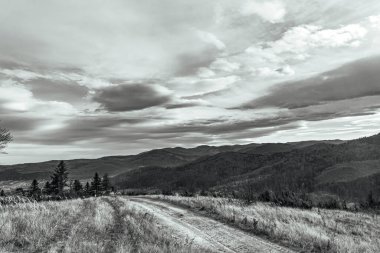Dağları ve bulutları olan güzel bir manzara
