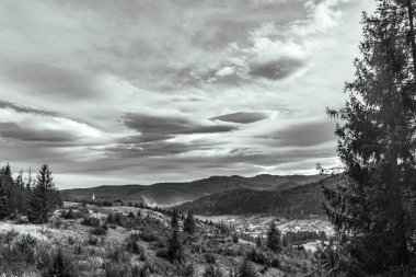 Bulutlu bir gökyüzü ile güzel bir dağ manzarası. siyah ve beyaz.