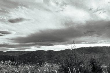 Bulutlu gökyüzü ile güzel bir manzara