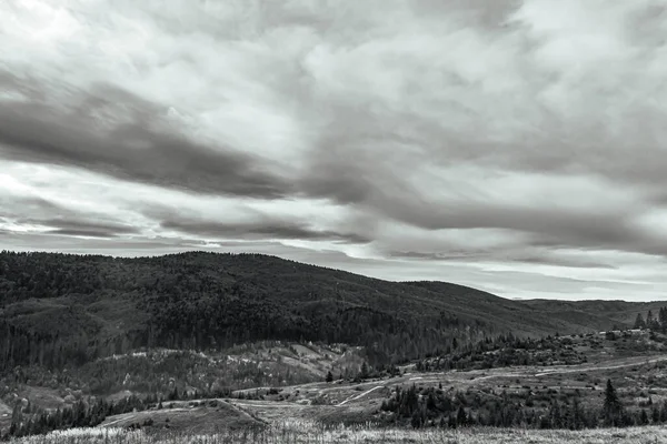 Dağların siyah beyaz fotoğrafı