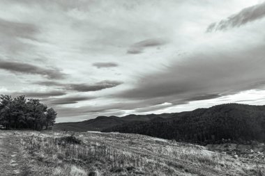 Dağları ve bulutları olan güzel bir manzara
