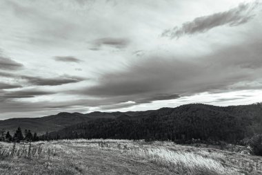 Dağlarda dağları olan güzel bir manzara.