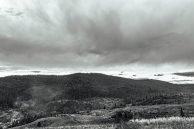 Kışın bir dağın panoramik manzarası