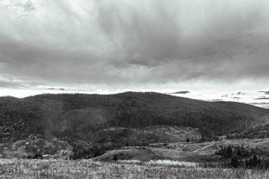 Dağlarda siyah beyaz bulutlar