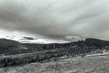 Siyah ve beyaz dağlar manzara