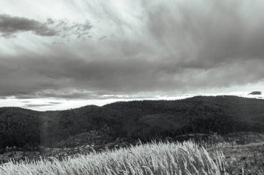 Dağlarda dağları olan güzel bir manzara.