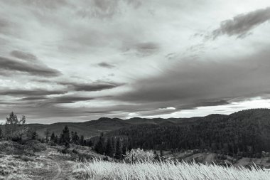 Dağları ve bulutları olan güzel bir manzara