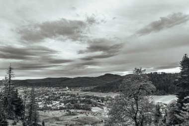 Dağların siyah ve beyaz manzarası