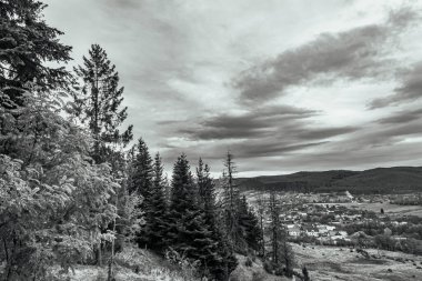 İtalyan Alpleri 'nin güneyinde, akşam ışığında eski bir şehrin siyah beyaz görüntüsü.