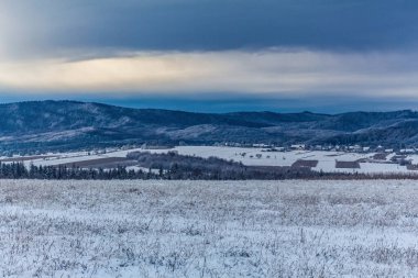 Karla kaplı dağlarla kaplı kış manzarası