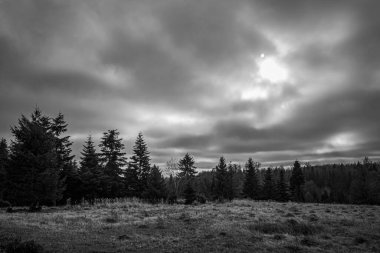 Dağlarda güzel kara bulutlar