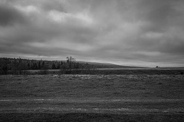 Bir tarlanın üzerinde karanlık ve dramatik bulutlar
