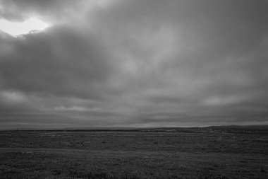 Bulutları ve gökyüzü olan güzel bir manzara.