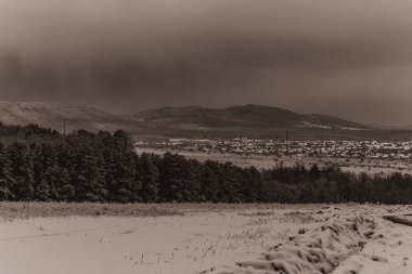 Kar ve dağlarla kaplı kış manzarası
