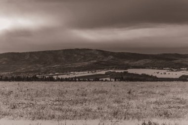 Arkasında bir dağ olan güzel bir manzara.