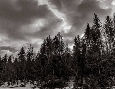 Karla kaplı güzel kış manzarası - dağlarla kaplı