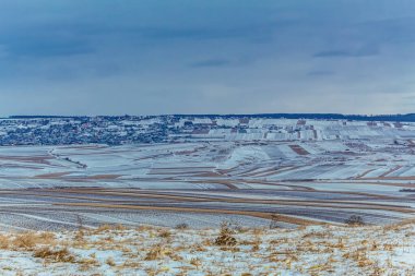 Kış manzarasında karla kaplı tarlalar