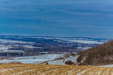 Dağları ve bulutlu gökyüzü olan güzel bir manzara.