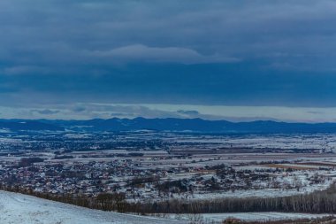 Kışın karlı bir arazinin yüksek açılı görüntüsü.