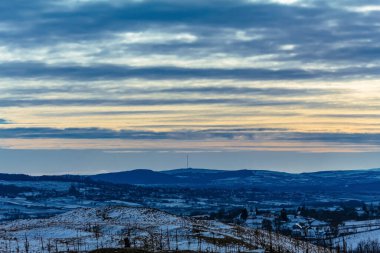 Dağlı ve karlı güzel kış manzarası