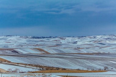 karla kaplı alan mavi gökyüzü arkaplanı