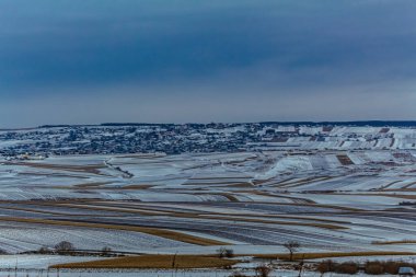 Karda güzel bir kış manzarası. Arkasında güzel bir kar manzarası.