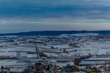 Dağlarda dağları olan güzel bir manzara.