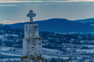 Dağlardaki mezarlıktan geçeceğiz.