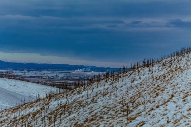 Güzel kış manzarası. karla kaplı tepeler