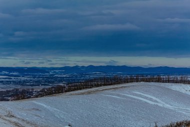 Dağları ve bulutlu gökyüzü olan güzel bir manzara.