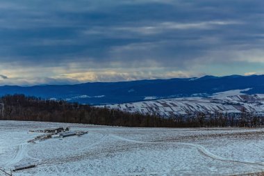 Karla kaplı dağlarla kaplı güzel bir manzara.