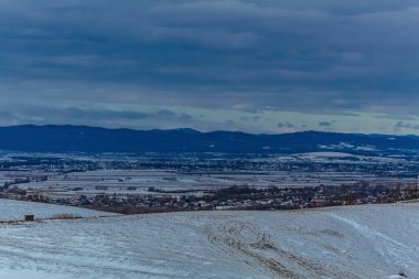 Kışın karlı ve dağlı güzel bir manzara.