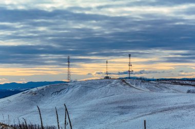 Arkasında bir dağ olan güzel bir manzara.