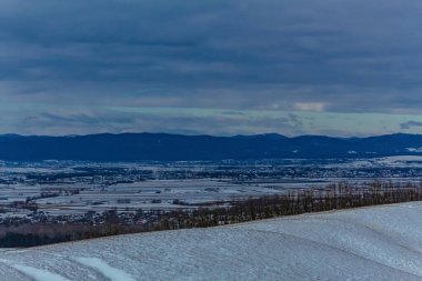 Kış manzarası, köyde karla kaplı ağaçlar. Mavi gökyüzü olan güzel bir manzara. yüksek kaliteli fotoğraf