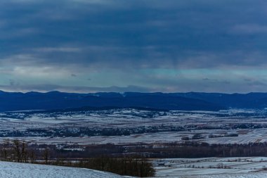 Sabahları karla kaplı dağlar..