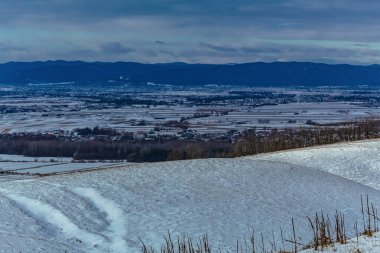 Kar ve dağlarla kaplı kış manzarası