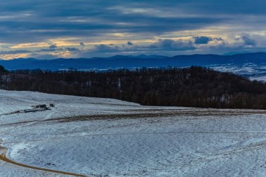 Güzel bir kış manzarasının insansız hava aracı manzarası..