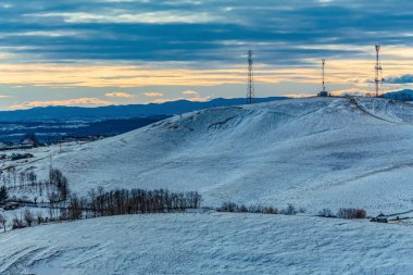 Karla kaplı ağaçlarla kaplı güzel kış manzarası